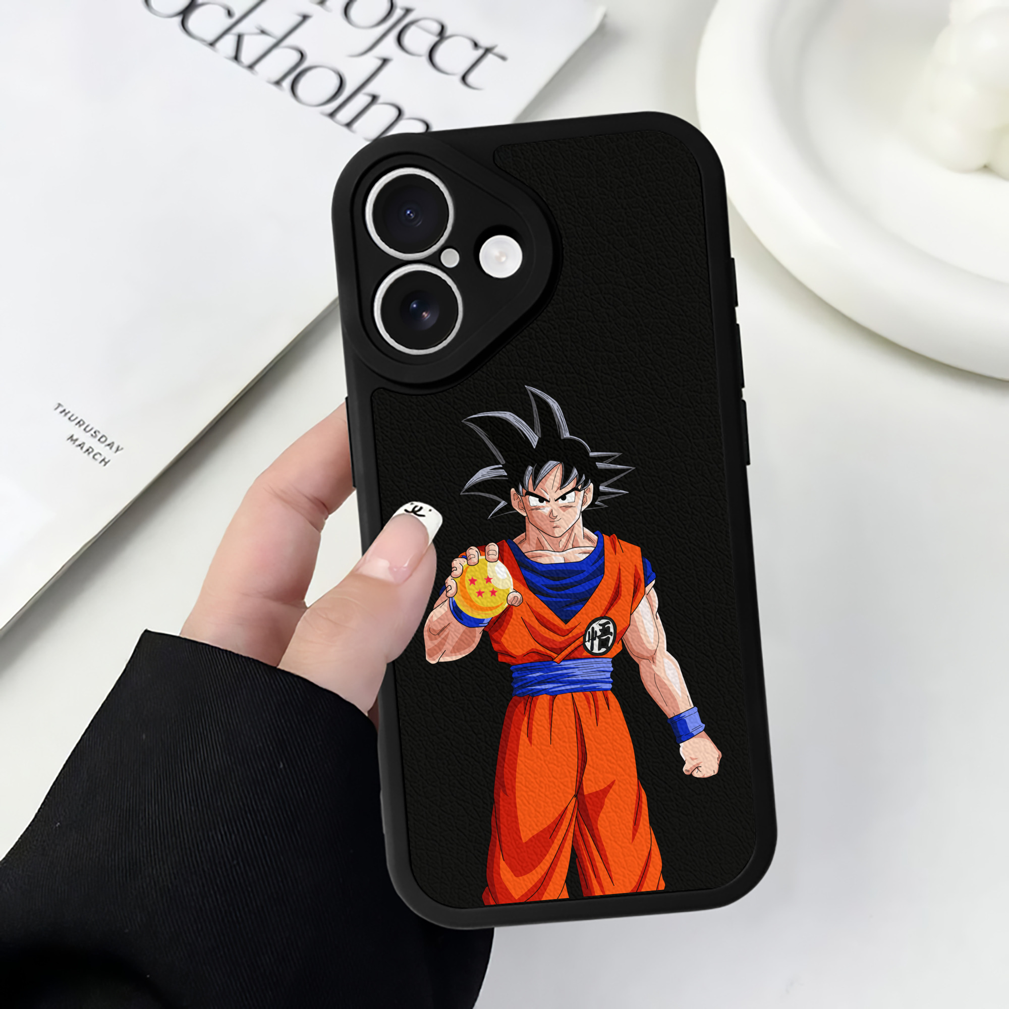 （画像用） ドラゴンボール 孫悟空（そん ごくう）Son Goku カカロット DRAGON BALL Kakarotto 【iPhone 16シリーズ対応】シリコンスマホケース（レザー調） 材質：シリコン